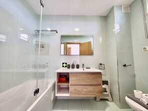 Een bad, een haardroger, handdoeken