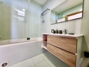 Badewanne, Haartrockner, Handtücher