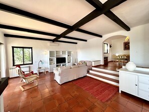 TV - PORTIMÃO BELLEVUE VILLA WITH POOL by HOMING (Portimão)