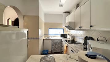 Kjøleskap, mikrobølgeovn, ovn og oppvaskmaskin