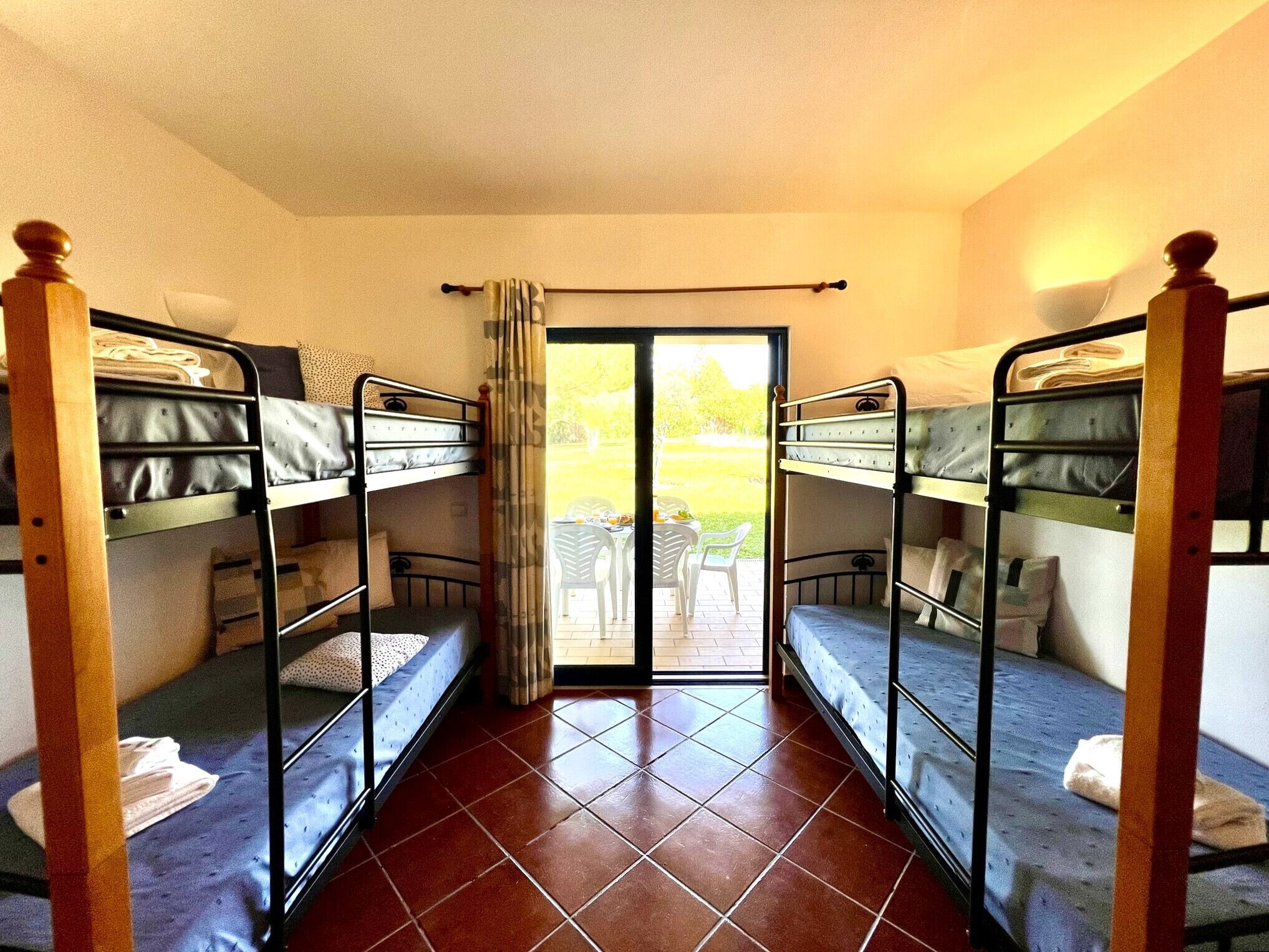 2 室のベッドルーム、アイロン / アイロン台、WiFi (無料)、ベッドシーツ