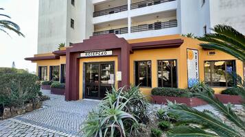 Un edificio con recepción, varios balcones y un letrero que dice "MARBEL SOU".