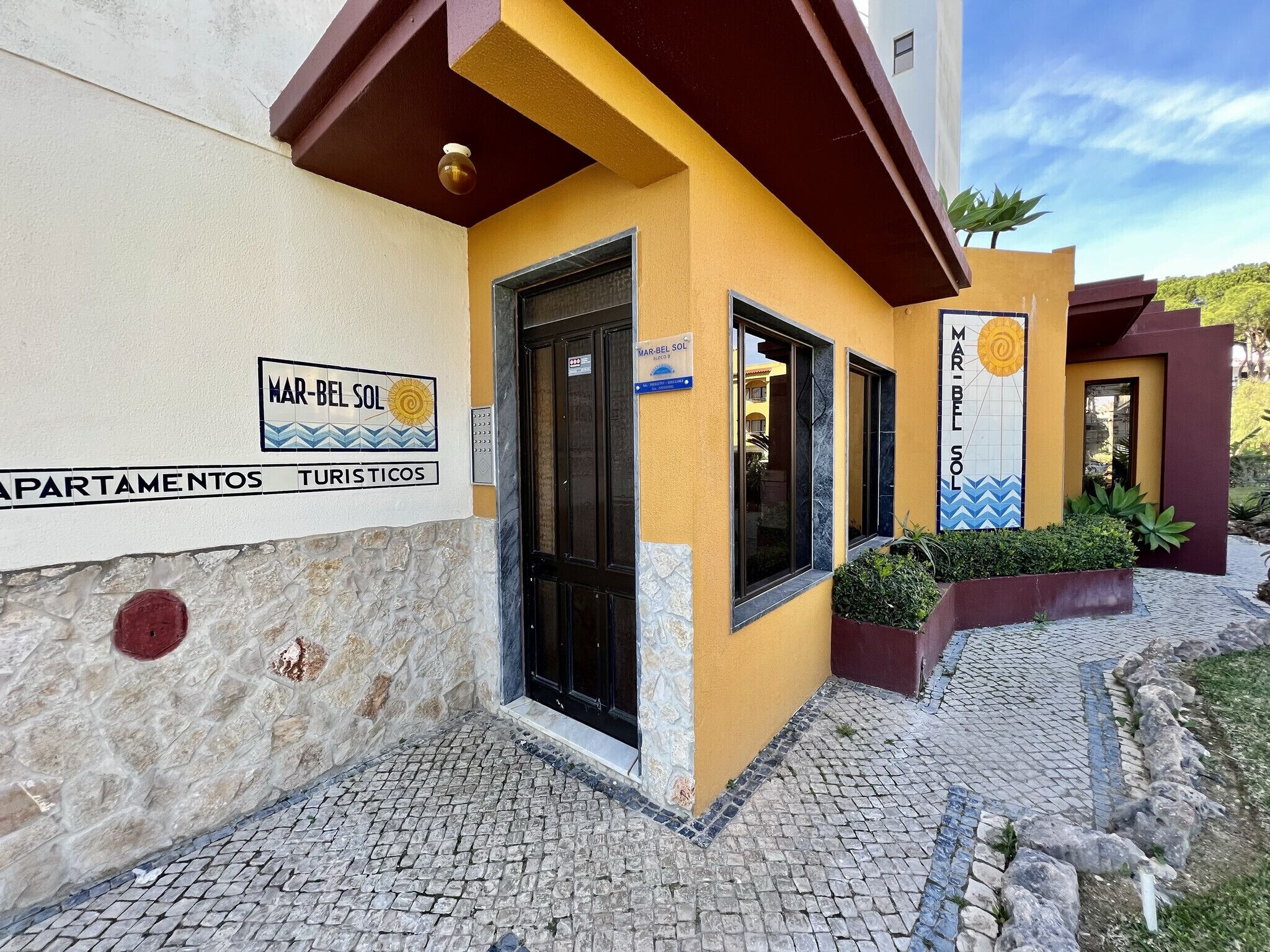 A building with a sign reading "MAR-BEL SOL" and "APARTAMENTOS TURISTICOS".