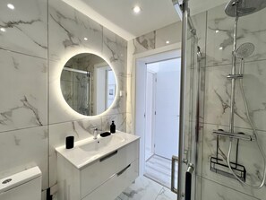 Shower, hair dryer, towels - FARO DELUXE by HOMING (Faro)