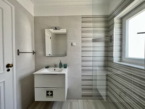 Dusche, Haartrockner, Handtücher