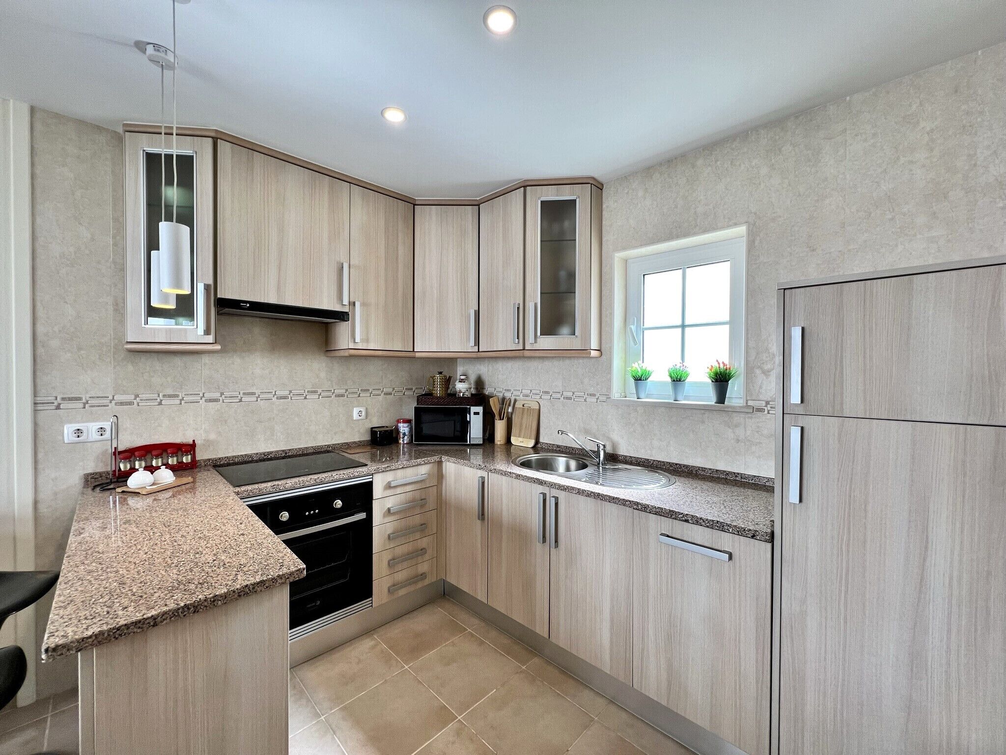 冷蔵庫、電子レンジ、オーブン、食器洗い機