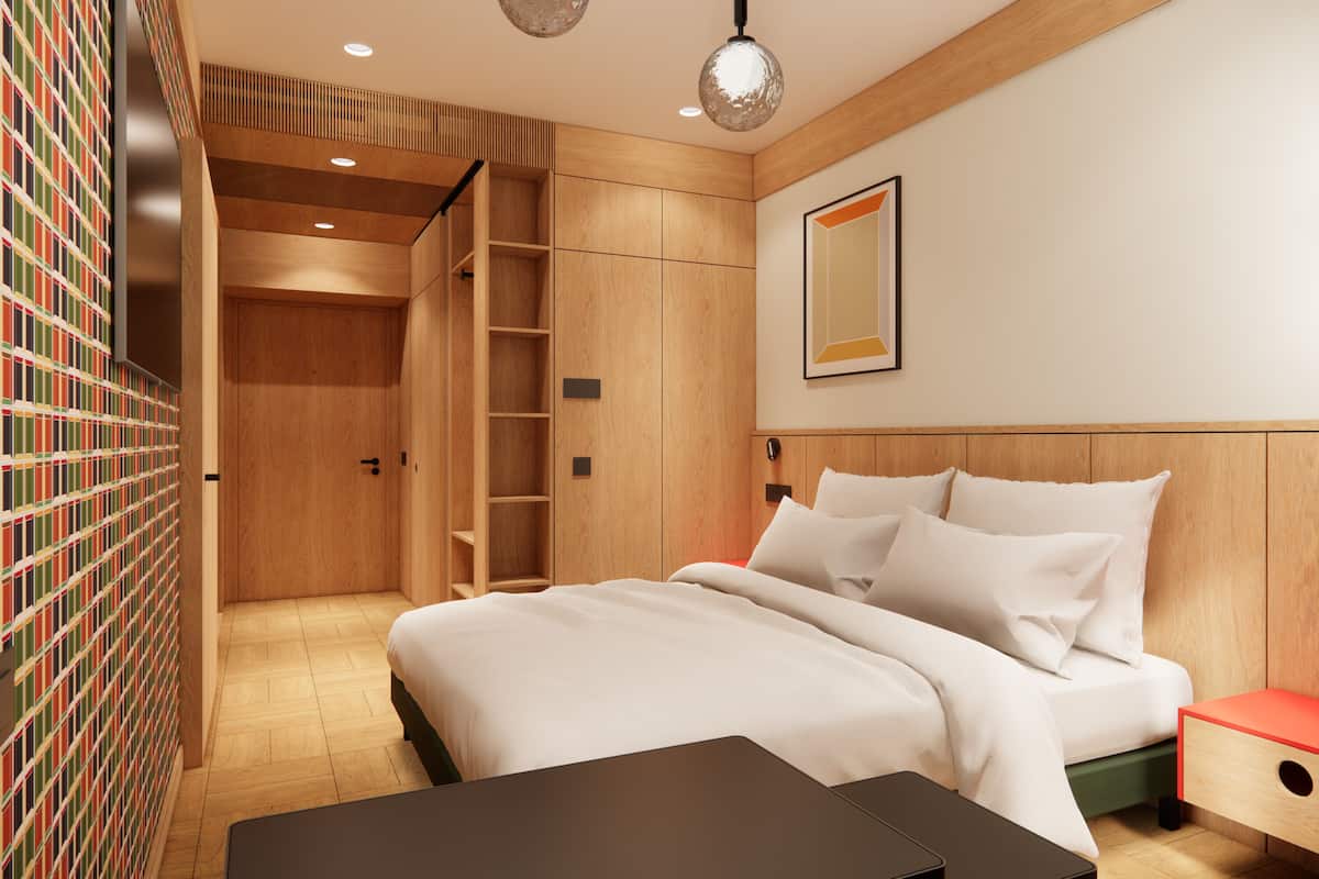 Classic Room | Minibar, in-room safe, desk, blackout drapes