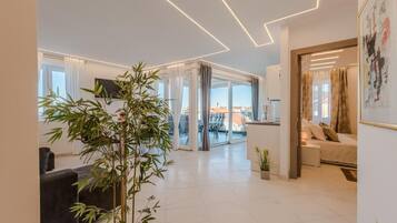 Apartment, 3 Bedrooms, Balcony, City View | Interior