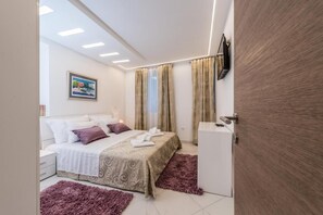3 bedrooms - Good Life Deluxe Seafront Apartment (Preko)