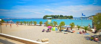 Good Life Deluxe Seafront Apartment