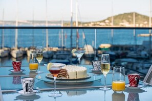 Dining - Good Life Deluxe Seafront Apartment (Preko)