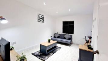 Apartment | Living area | 42-inch Smart TV with satellite channels, TV, Netflix