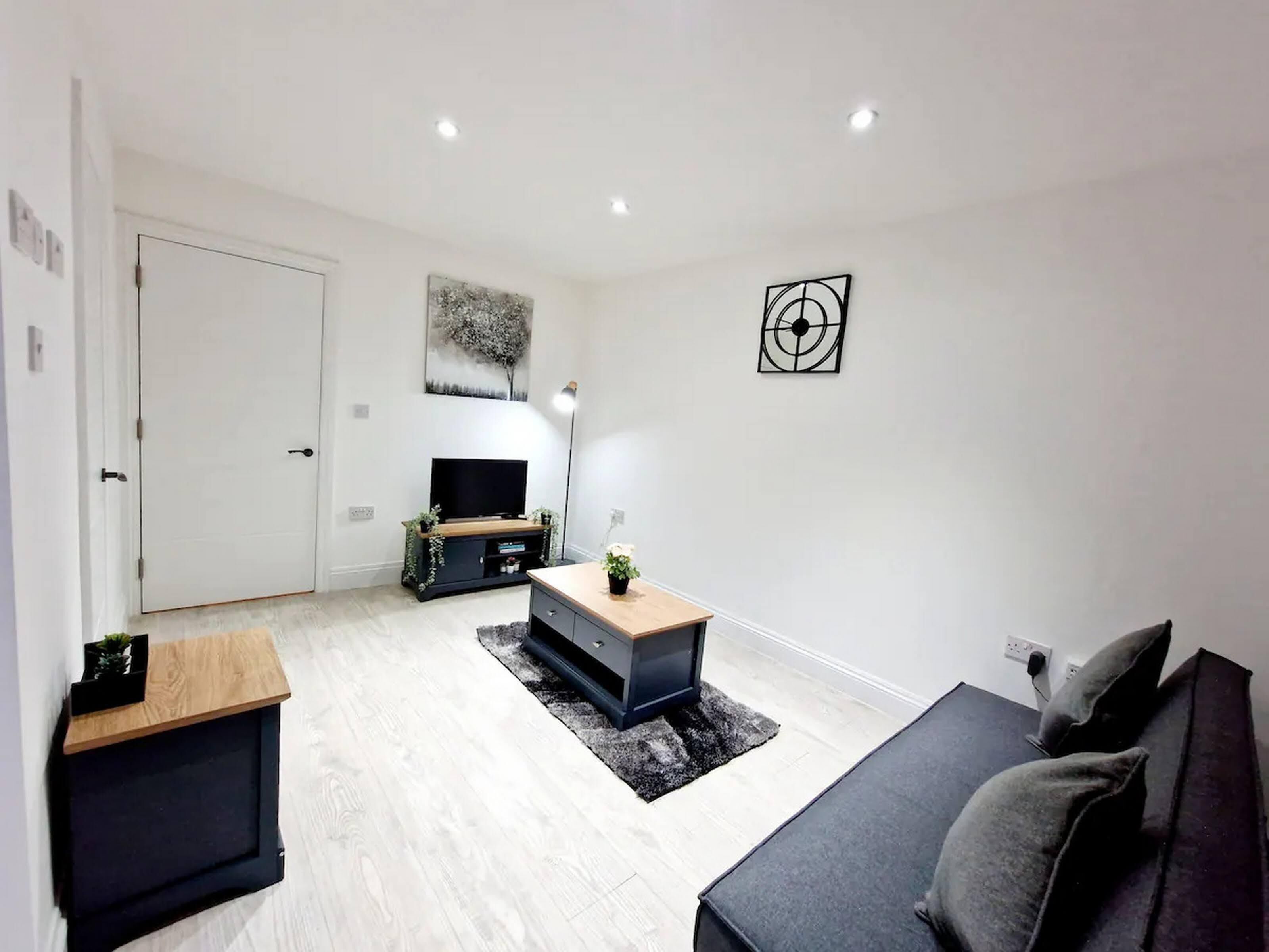 Apartment | Living area | 42-inch Smart TV with satellite channels, TV, Netflix