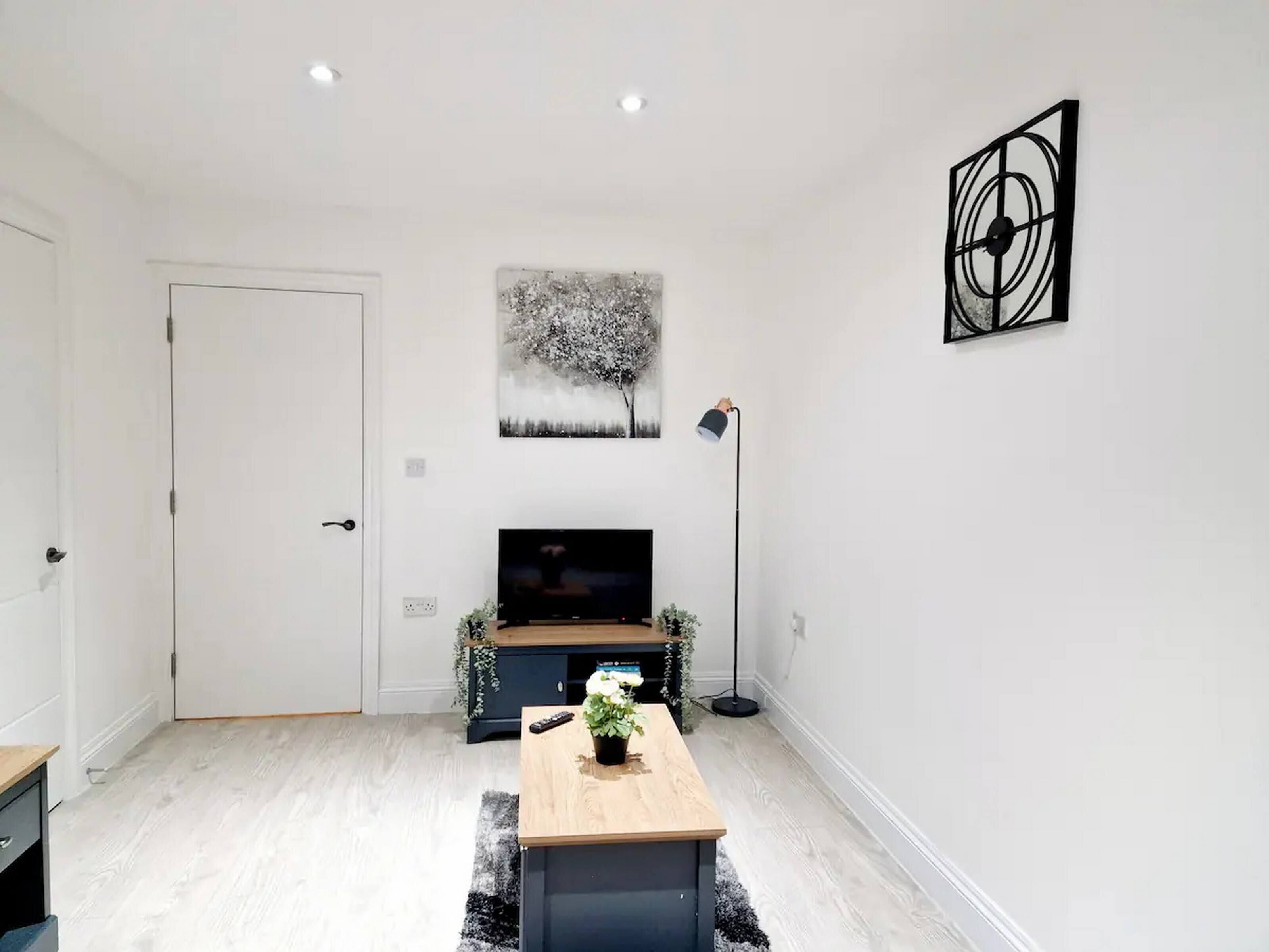 Apartment | Living area | 42-inch Smart TV with satellite channels, TV, Netflix