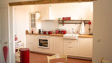 Een koelkast, een microgolfoven, een oven, een kookplaat