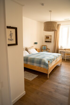 2 habitaciones, escritorio, tabla de planchar con plancha y wifi