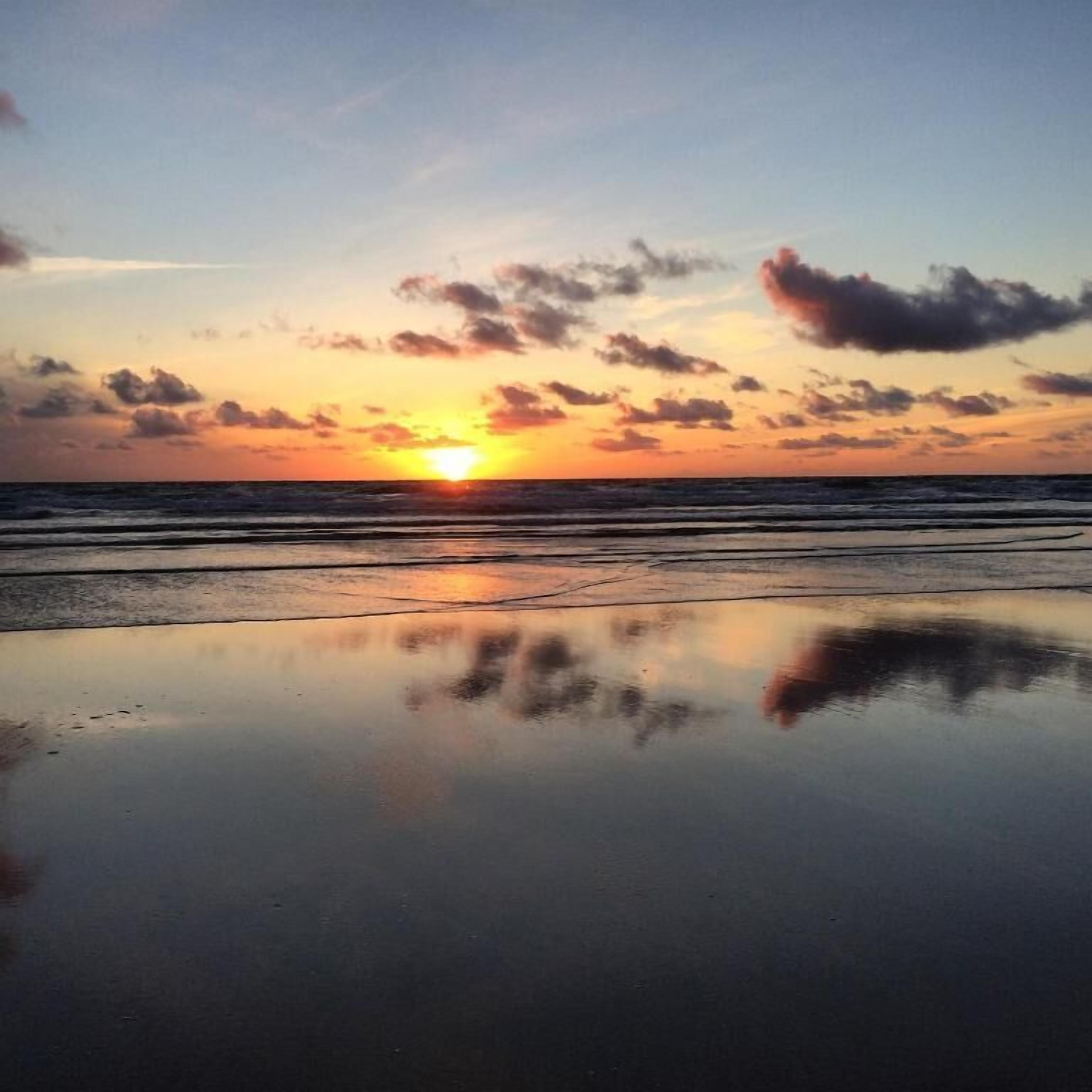 seasonal outdoor pool, open 8:00 am to 6:00 pm, pool loungers