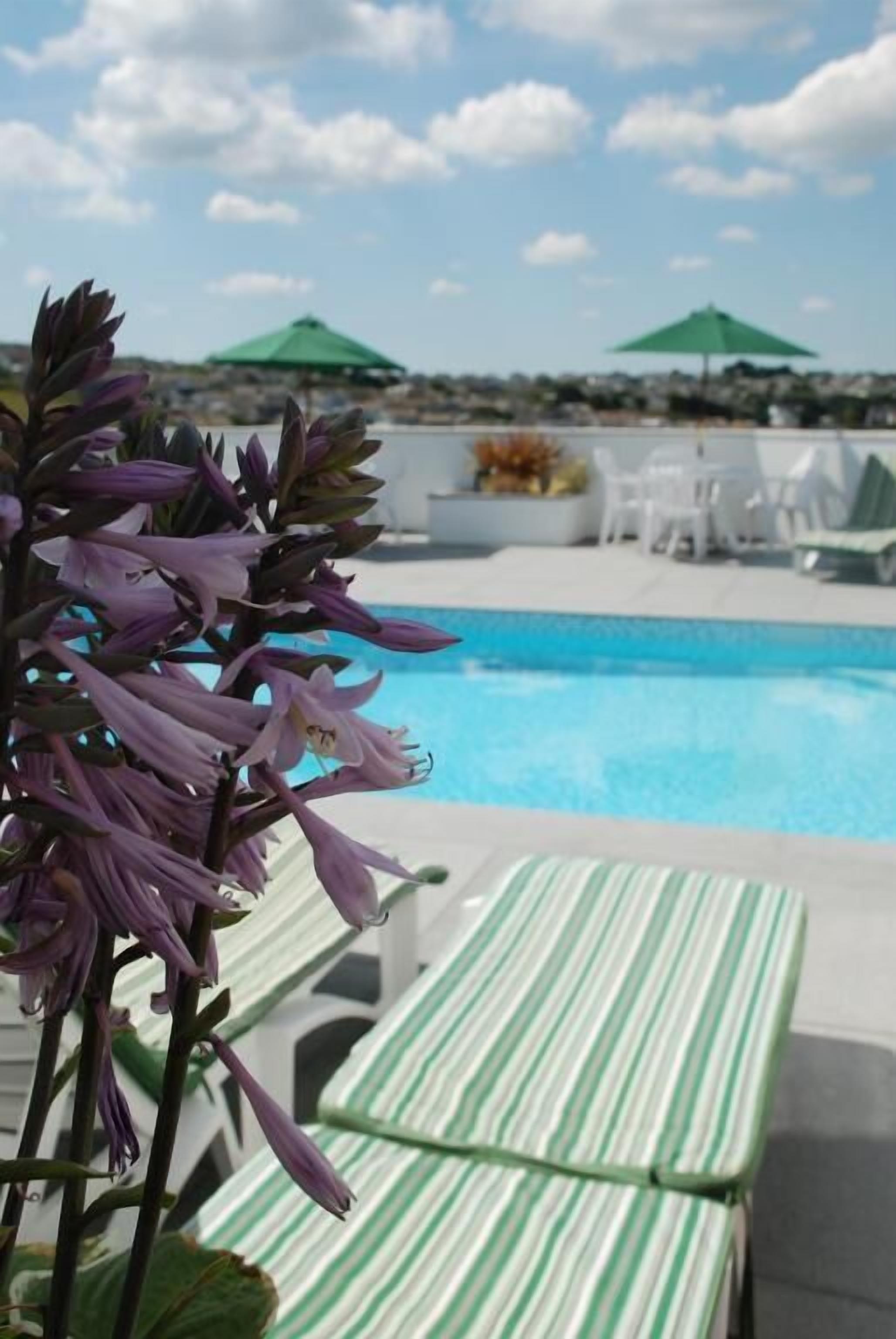 seasonal outdoor pool, open 8:00 am to 6:00 pm, pool loungers
