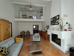 TV, fireplace, DVD player, books