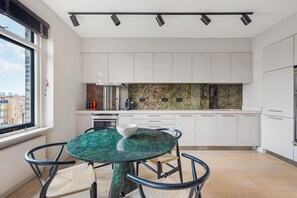 Frigorifero, microonde, forno, piano cottura