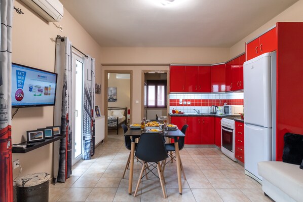 Réfrigérateur, four à micro-ondes, un four, surface de cuisson