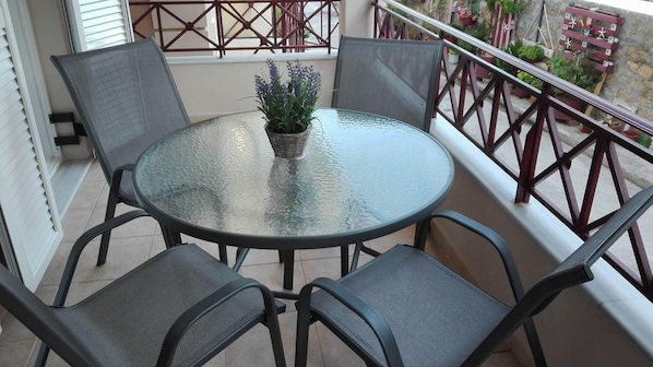 تناول الطعام بالخارج