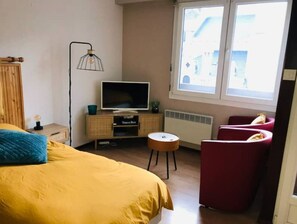 1 bedroom, bed sheets - Charming studio, private parking, elevator and balcony (Aix-les-Bains)