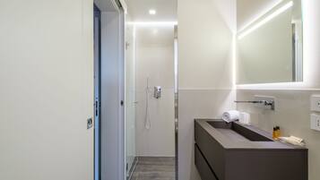 Apartamento | Baño | Ducha, secador de pelo, bidé y toallas