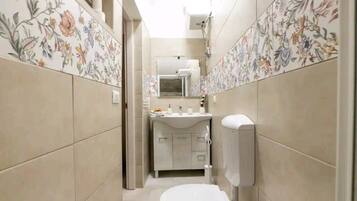 Douche, articles de toilette gratuits, sĂšche-cheveux, peignoirs