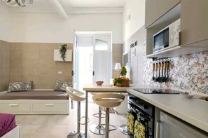 Geladeira, micro-ondas, fogão, cooktop