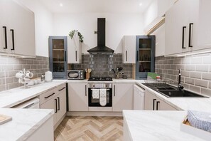 Kjøleskap, mikrobølgeovn, ovn og kokeplater