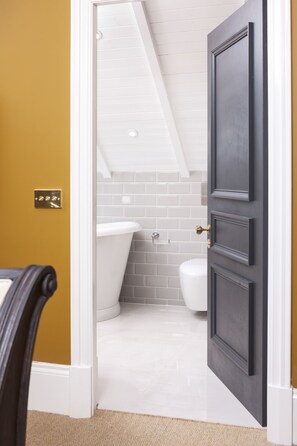 House, Multiple Beds | Bathroom | Separate tub and shower, deep soaking tub, hair dryer, towels - Beautiful 3-bed Country House in Lossiemouth (Lossiemouth)