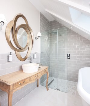 Ferienhaus, Mehrere Betten | Badezimmer | Badewanne und Dusche (separat), Komfortbadewanne, Haartrockner