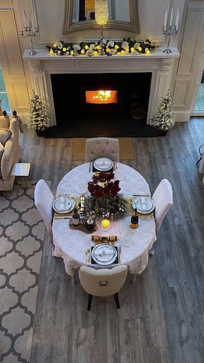 House, Multiple Beds | Dining - Beautiful 3-bed Country House in Lossiemouth (Lossiemouth)