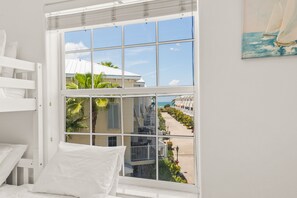 3 habitaciones, tabla de planchar con plancha y cuna de viaje 