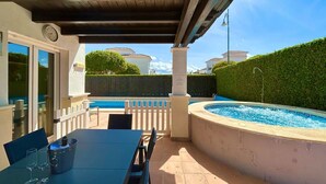 An outdoor patio with a table and chairs, a small pool, and a wooden pergola. - Villa with private pool & jacuzzi - CA27LT (Torre-Pacheco)