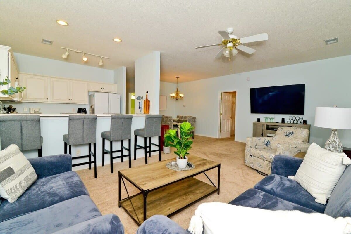 Modern Ground Floor Home Near Beach  w Pool