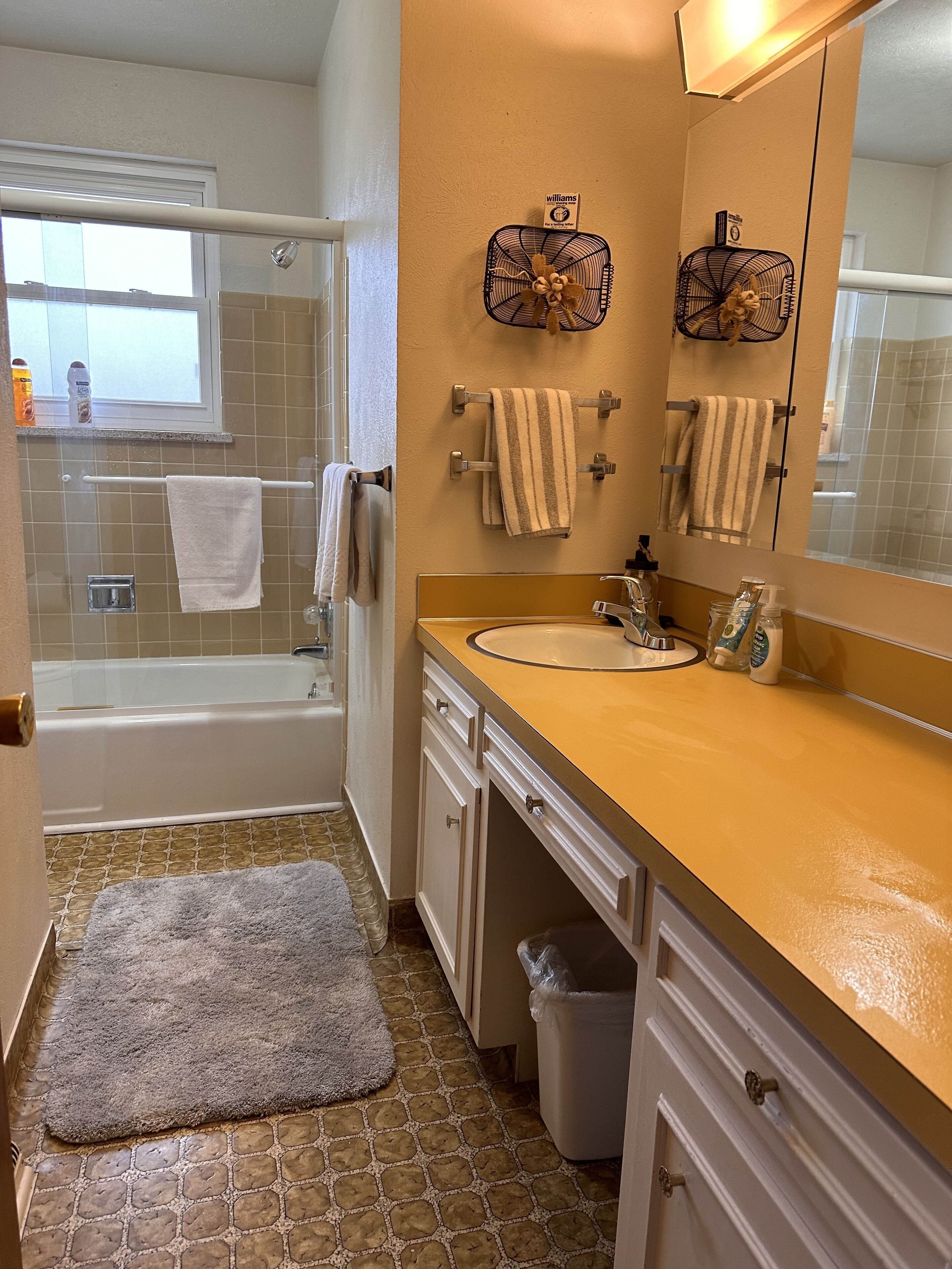 Cozy Family Vacation Home in Arvada 3 Bed/2 Bath Driveway and Fenced Yard