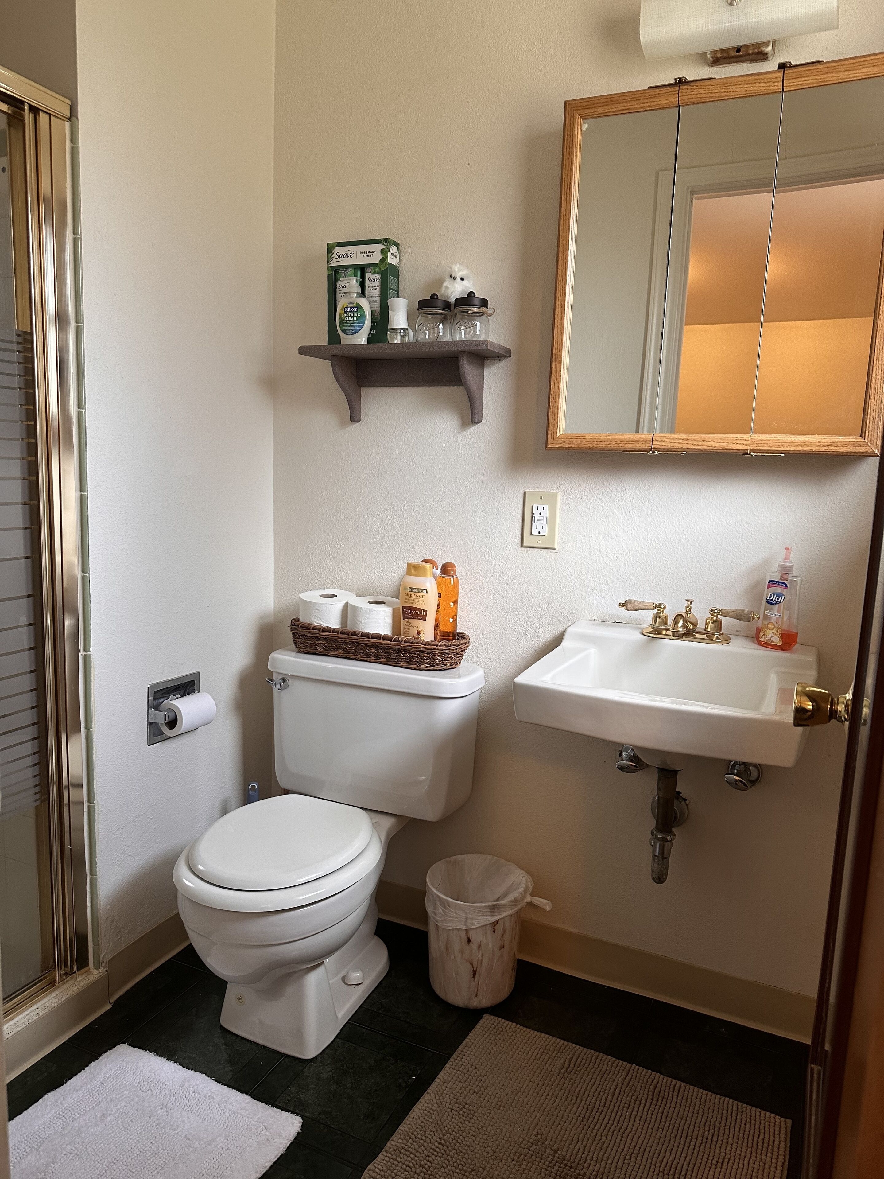 Cozy Family Vacation Home in Arvada 3 Bed/2 Bath Driveway and Fenced Yard