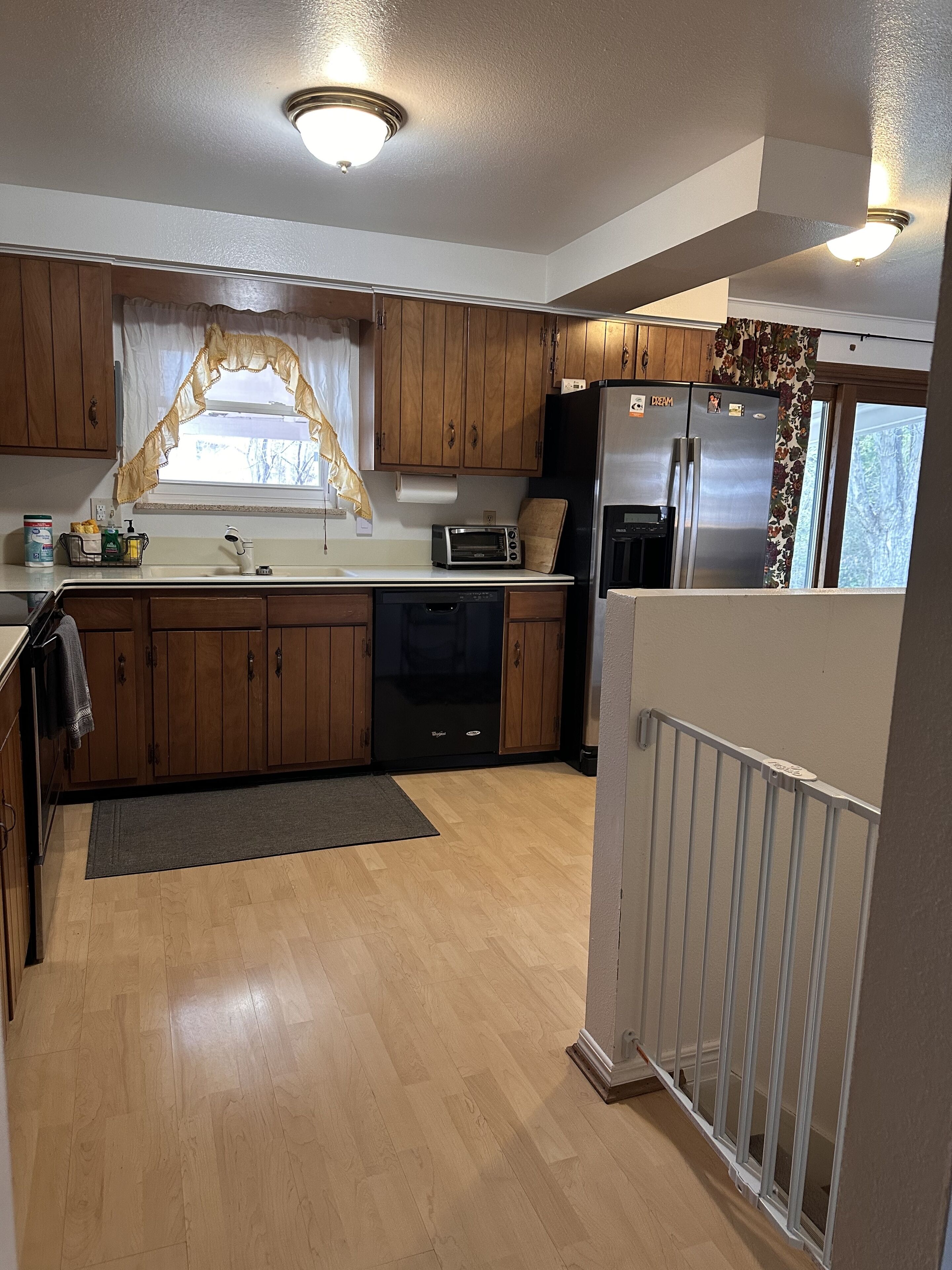 Cozy Family Vacation Home in Arvada 3 Bed/2 Bath Driveway and Fenced Yard