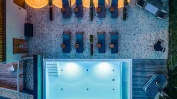 Piscine extérieure, parasols de plage, chaises longues