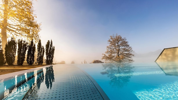 Ein Pool ohne Ende mit freiem Blick auf den Himmel und ferne Berge.