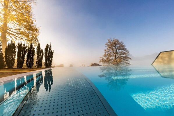 Outdoor pool, pool umbrellas, sun loungers - Hideaway Hotel Montestyria Chalets & Suiten (Mariazell)