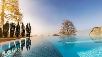 Piscine extérieure, parasols de plage, chaises longues