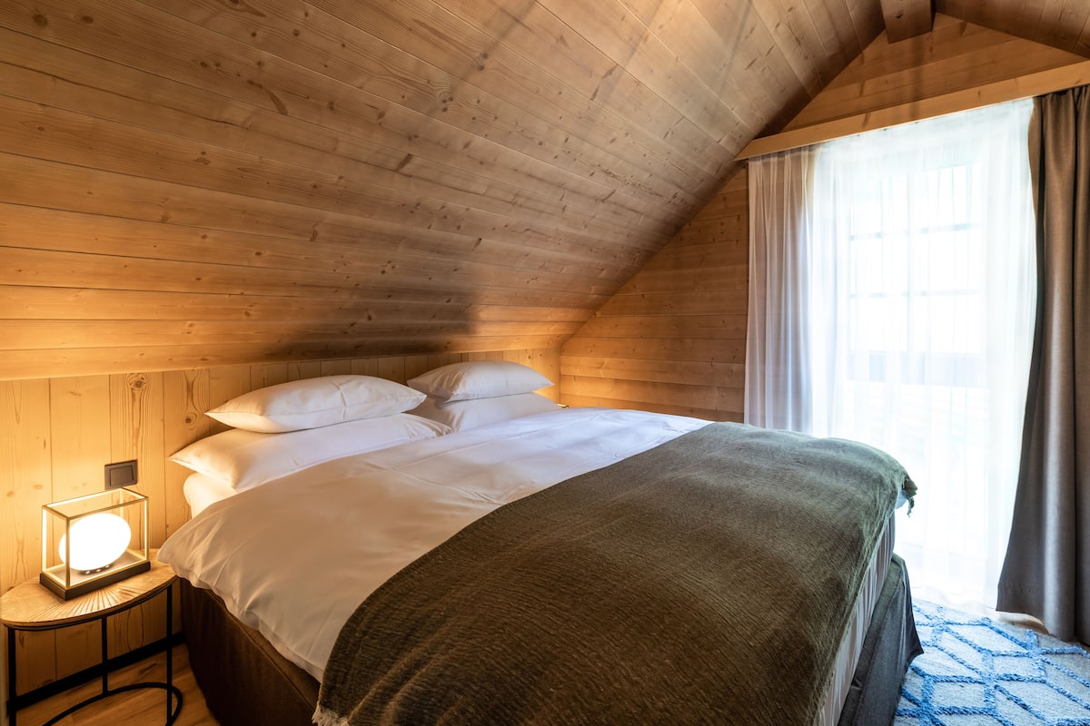 Luxury-Chalet, 2 Schlafzimmer, Sauna, Bergblick | 2 Schlafzimmer, Bettwäsche aus ägyptischer Baumwolle