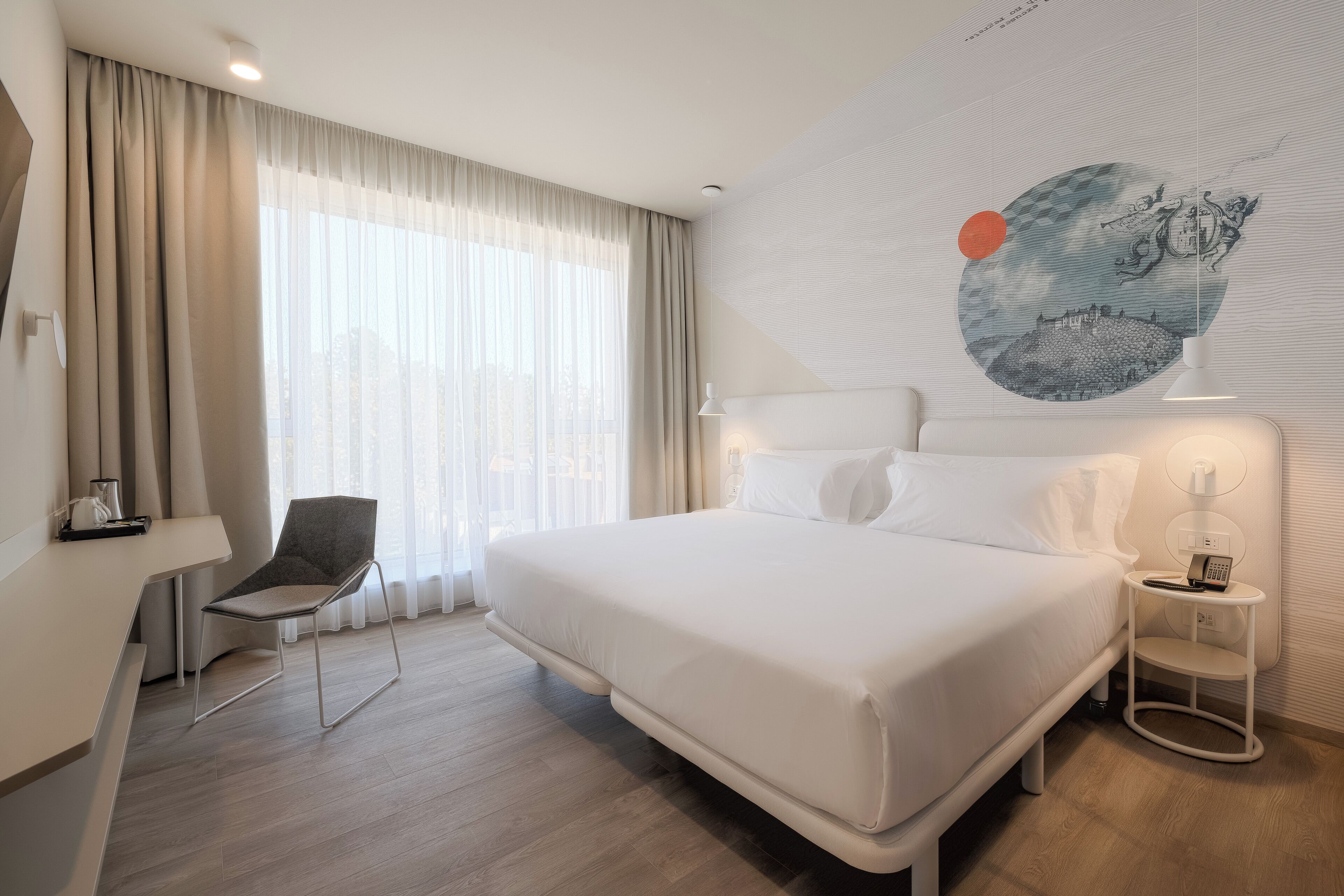 Ropa de cama de alta calidad, colchones con pillow-top y minibar 