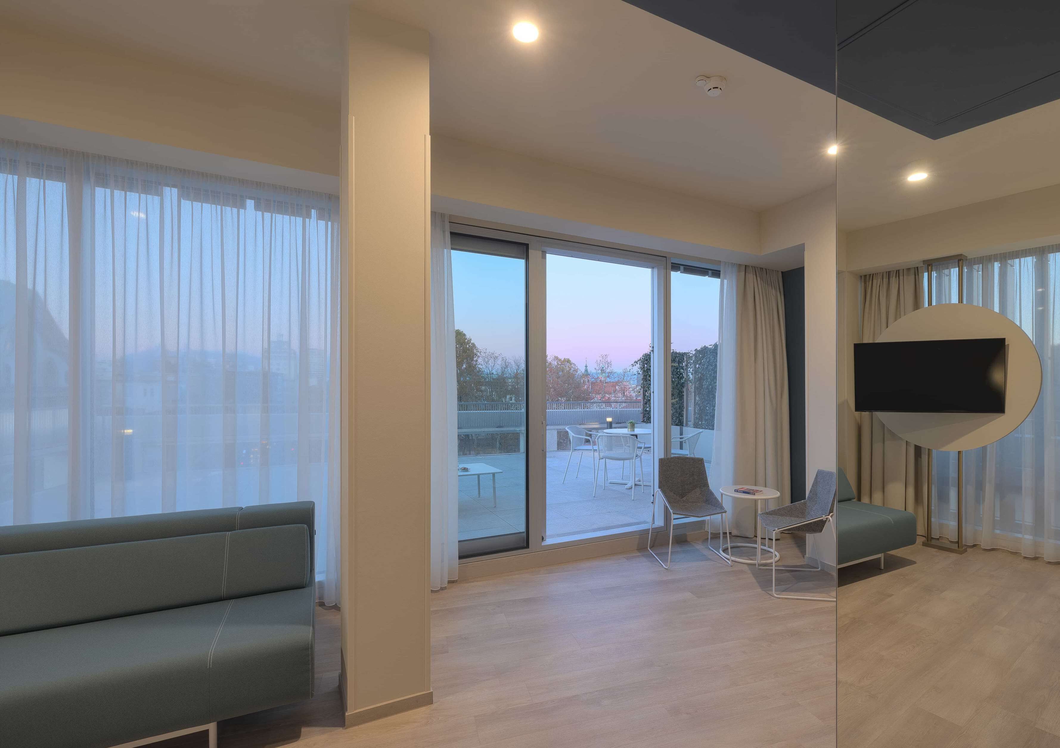 Ylelliset vuodevaatteet, pillowtop-patjalliset sängyt, minibaari