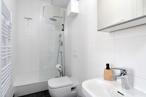Shower, rainfall showerhead, hair dryer, towels - BRIGHT Hildesheim Angoulemeplatz (Hildesheim)