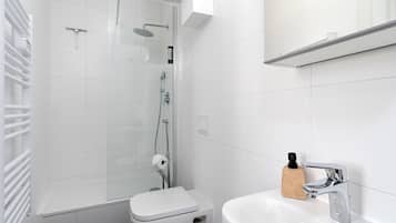 Dusche, Regendusche, Haartrockner, Handtücher