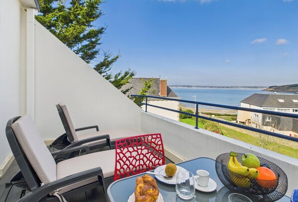 Outdoor dining - -AR MEN- T2 AVEC TERRASSE VUE MER - PLAGE À 50 M (Concarneau)